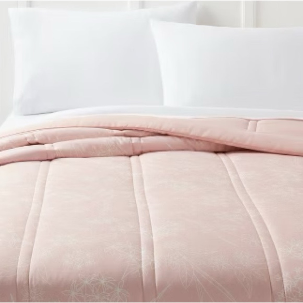 NEW Room Essentials Lofty Microfiber Printed Comforter Pink/White Floral, Twin